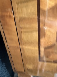 Een Franse Lodewijk XVI-stijl gefineerd houten commode met parqueterie en bronzen monturen, 19de eeuw