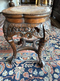A Chinese openworked carved wooden stand with marble top, 19th/20th C.