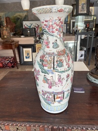 Een Chinese famille rose vaas met verhalend decor rondom en reli&euml;fdecor van perziken, 19de eeuw