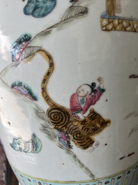 Een Chinese famille rose vaas met verhalend decor rondom en reli&euml;fdecor van perziken, 19de eeuw
