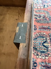 Een Franse Lodewijk XVI-stijl gefineerd houten commode met parqueterie en bronzen monturen, 19de eeuw