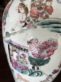 Een Chinese famille rose vaas met verhalend decor rondom en reli&euml;fdecor van perziken, 19de eeuw