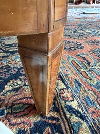 Een Franse Lodewijk XVI-stijl gefineerd houten commode met parqueterie en bronzen monturen, 19de eeuw