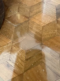 Een Franse Lodewijk XVI-stijl gefineerd houten commode met parqueterie en bronzen monturen, 19de eeuw