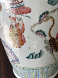 Een Chinese famille rose vaas met verhalend decor rondom en reli&euml;fdecor van perziken, 19de eeuw