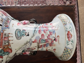 Een Chinese famille rose vaas met verhalend decor rondom en reli&euml;fdecor van perziken, 19de eeuw