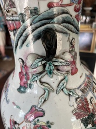 Een Chinese famille rose vaas met verhalend decor rondom en reli&euml;fdecor van perziken, 19de eeuw