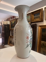 Two Chinese famille rose vases with ladies and children in a palace garden, 19th/20th C.