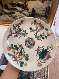 A varied collection of Chinese famille rose and famille verte porcelain, 19th/20th C.