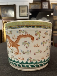 A Chinese famille rose 'dragon and phoenix' scroll pot, 19th C.