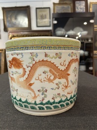 A Chinese famille rose 'dragon and phoenix' scroll pot, 19th C.