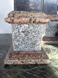 Paire d'ob&eacute;lisques de style n&eacute;oclassique en diff&eacute;rents types de marbre, Italie, 20&egrave;me si&egrave;cle