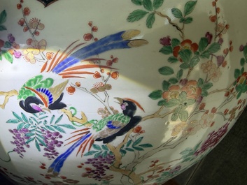 A pair of impressive Japanese Kutani vases and covers with animated scenes and floral design, signed, Meiji, 19th C.