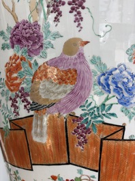 A pair of impressive Japanese Kutani vases and covers with animated scenes and floral design, signed, Meiji, 19th C.
