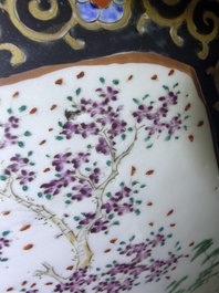 A pair of impressive Japanese Kutani vases and covers with animated scenes and floral design, signed, Meiji, 19th C.