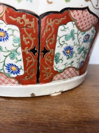 A pair of impressive Japanese Kutani vases and covers with animated scenes and floral design, signed, Meiji, 19th C.