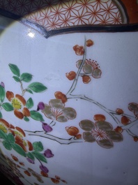 A pair of impressive Japanese Kutani vases and covers with animated scenes and floral design, signed, Meiji, 19th C.