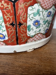 A pair of impressive Japanese Kutani vases and covers with animated scenes and floral design, signed, Meiji, 19th C.