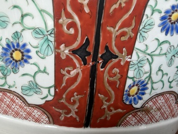 A pair of impressive Japanese Kutani vases and covers with animated scenes and floral design, signed, Meiji, 19th C.