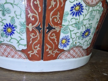 A pair of impressive Japanese Kutani vases and covers with animated scenes and floral design, signed, Meiji, 19th C.