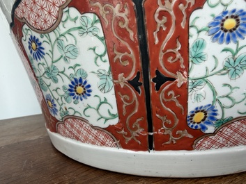 A pair of impressive Japanese Kutani vases and covers with animated scenes and floral design, signed, Meiji, 19th C.