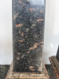 Paire d'ob&eacute;lisques de style n&eacute;oclassique en diff&eacute;rents types de marbre, Italie, 20&egrave;me si&egrave;cle