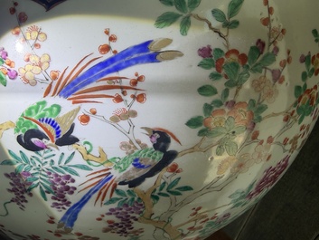 A pair of impressive Japanese Kutani vases and covers with animated scenes and floral design, signed, Meiji, 19th C.