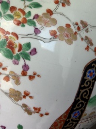 A pair of impressive Japanese Kutani vases and covers with animated scenes and floral design, signed, Meiji, 19th C.