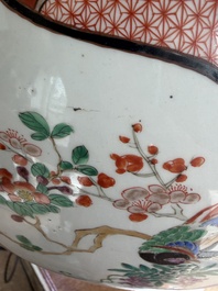 A pair of impressive Japanese Kutani vases and covers with animated scenes and floral design, signed, Meiji, 19th C.