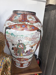 A pair of impressive Japanese Kutani vases and covers with animated scenes and floral design, signed, Meiji, 19th C.