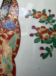 A pair of impressive Japanese Kutani vases and covers with animated scenes and floral design, signed, Meiji, 19th C.