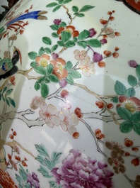 A pair of impressive Japanese Kutani vases and covers with animated scenes and floral design, signed, Meiji, 19th C.