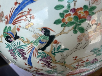 A pair of impressive Japanese Kutani vases and covers with animated scenes and floral design, signed, Meiji, 19th C.