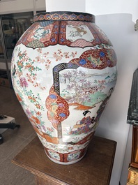 A pair of impressive Japanese Kutani vases and covers with animated scenes and floral design, signed, Meiji, 19th C.