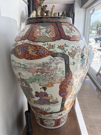 A pair of impressive Japanese Kutani vases and covers with animated scenes and floral design, signed, Meiji, 19th C.