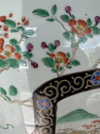 A pair of impressive Japanese Kutani vases and covers with animated scenes and floral design, signed, Meiji, 19th C.