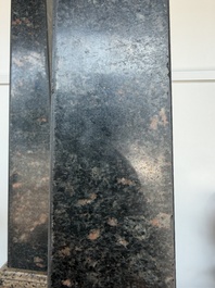 Paire d'ob&eacute;lisques de style n&eacute;oclassique en diff&eacute;rents types de marbre, Italie, 20&egrave;me si&egrave;cle