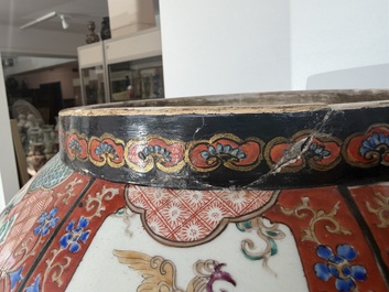 A pair of impressive Japanese Kutani vases and covers with animated scenes and floral design, signed, Meiji, 19th C.