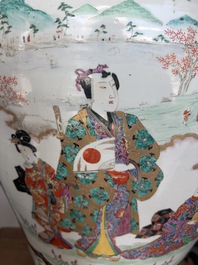 A pair of impressive Japanese Kutani vases and covers with animated scenes and floral design, signed, Meiji, 19th C.