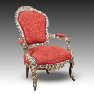 Fauteuil en bois sculpté incrusté de nacre et d'os, Syrie, 19ème siècle