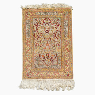 Tapis oriental de type Hereke à décor floral en soie et fils d'or, 20ème siècle