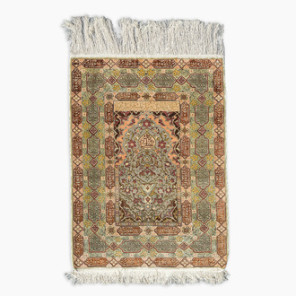 Tapis oriental de type Hereke à décor floral en soie et fils d'or, 20ème siècle
