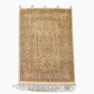 Tapis oriental de type Hereke en soie à décor floral, la Turquie, 20ème siècle