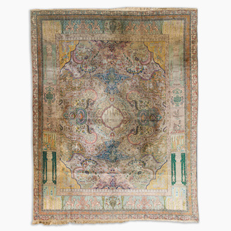 Tapis de type Tabriz à décor floral et de nombreuses références à la culture persane antique, laine sur coton, 20ème siècle
