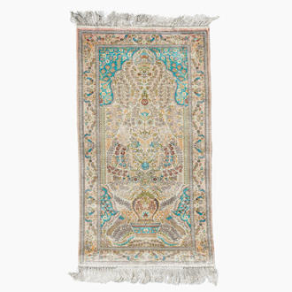Tapis de style Hereke en soie à décor floral, Chine, 20ème siècle