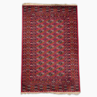 Tapis oriental de type Bukhara (Boukhara) en laine à décor géométrique, Pakistan, 20ème siècle