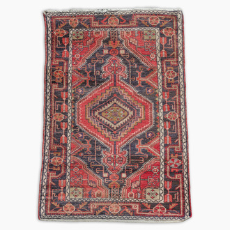 Tapis oriental de type Hamadan à décor géométrique, laine sur coton, 20ème siècle