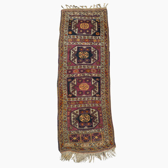 Long tapis oriental de type Malatya à décor géométrique, laine sur coton, la Turquie, milieu du 20ème siècle