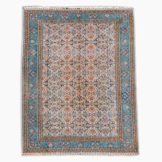 Tapis oriental de type Hereke en soie à décor floral, signé, la Turquie, 20ème siècle