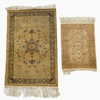 Deux tapis de style Hereke en soie à décor floral, Chine, 20ème siècle